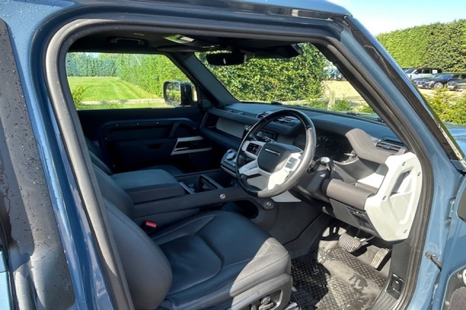 Land Rover Defender 