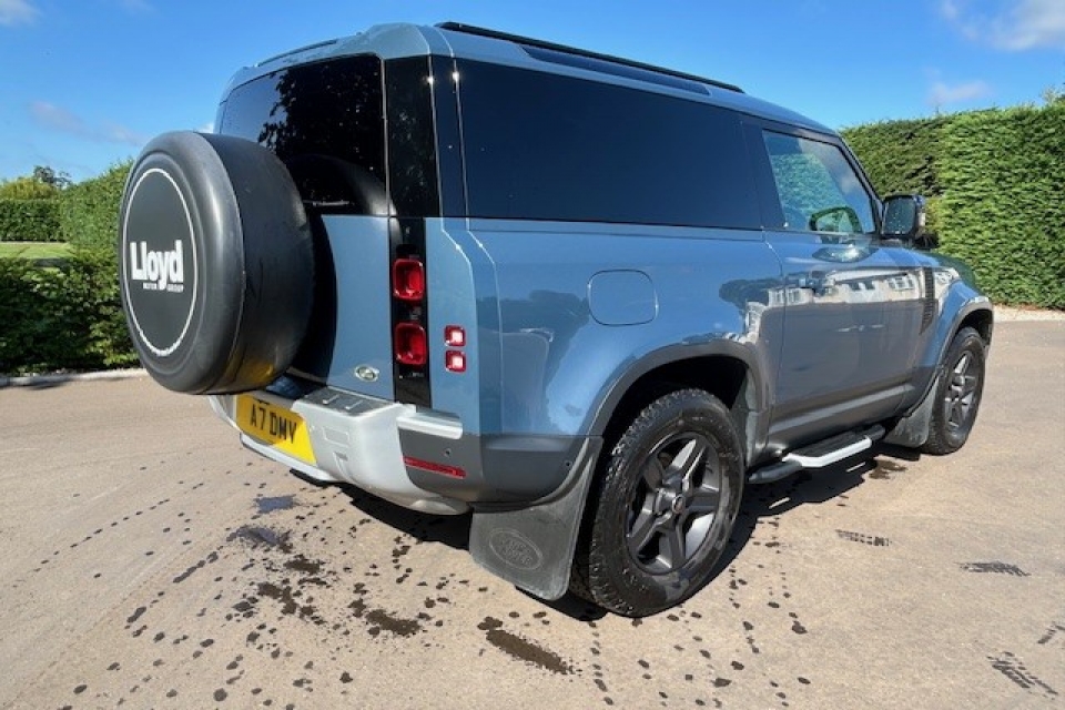 Land Rover Defender 