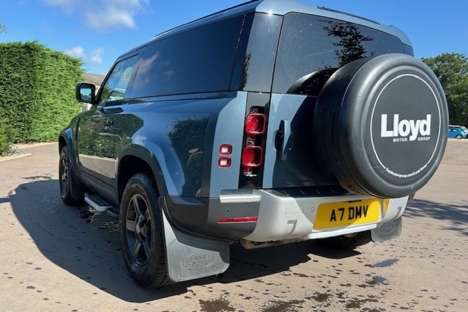 Land Rover Defender 
