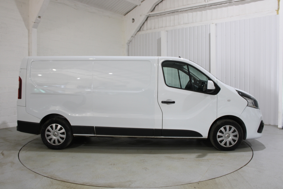 NISSAN NV300 
