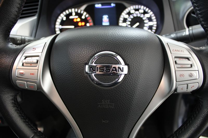 NISSAN NAVARA 