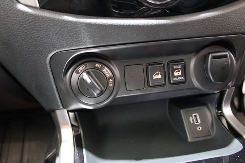 NISSAN NAVARA 