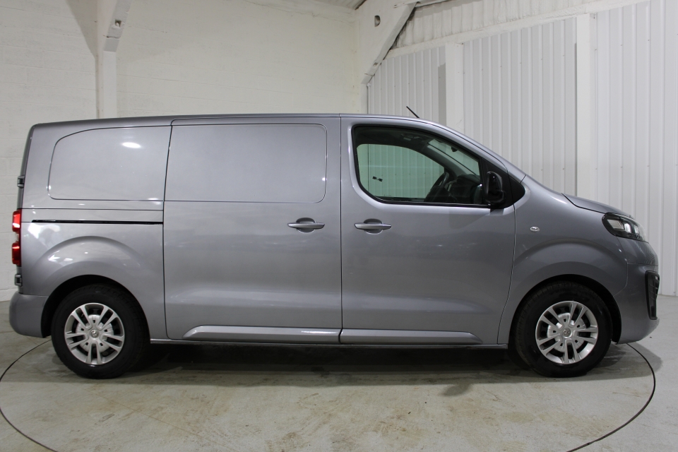 VAUXHALL VIVARO 